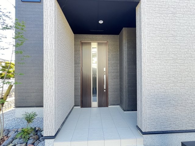 橿原市菖蒲町　第1期　全2棟の玄関|雨の日も安心の屋根付き玄関ポーチ