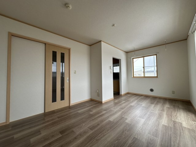 ボーラス北鬼柳Ａの居間・リビング|カーテンを開けるだけで、休日が始まる。※家具等はAIによるイメージです。