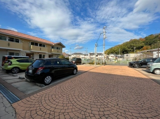 シャルマンハイムB棟の駐車場