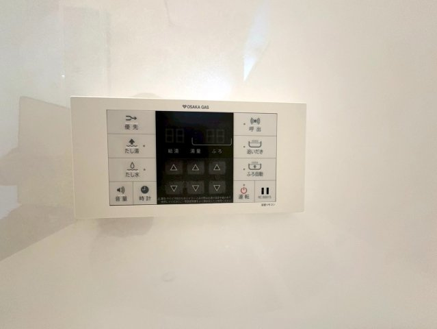 広々リビングの３ＬＤＫ◆インナーバルコニー付き◆駐車スペース２台分有り◆宇治市五ヶ庄上村の浴室|浴室リモコン