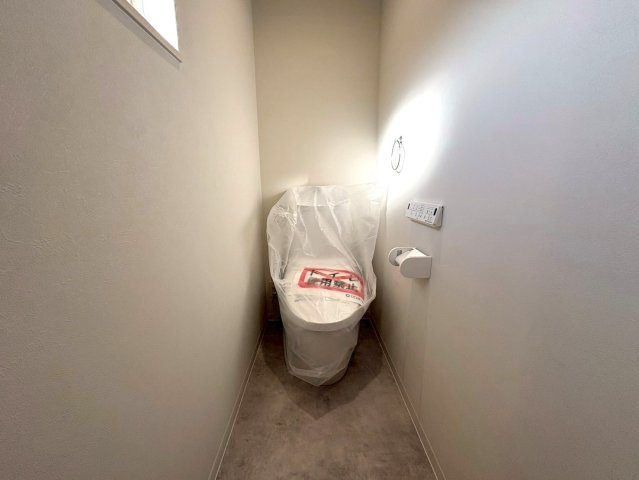 広々リビングの３ＬＤＫ◆インナーバルコニー付き◆駐車スペース２台分有り◆宇治市五ヶ庄上村のトイレ|２Fトイレ