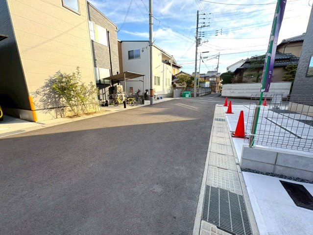 広々リビングの３ＬＤＫ◆インナーバルコニー付き◆駐車スペース２台分有り◆宇治市五ヶ庄上村の前面道路含む現地写真|前道