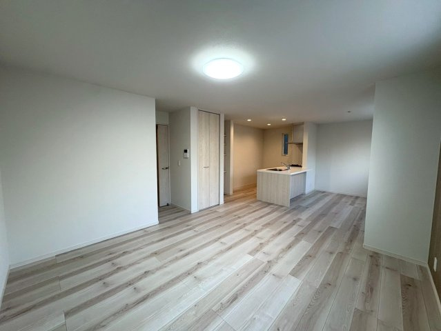 広々リビングの３ＬＤＫ◆インナーバルコニー付き◆駐車スペース２台分有り◆宇治市五ヶ庄上村の居間・リビング|リビング