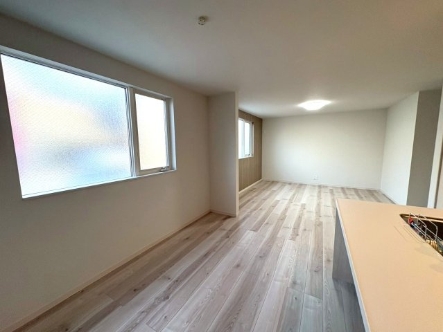 広々リビングの３ＬＤＫ◆インナーバルコニー付き◆駐車スペース２台分有り◆宇治市五ヶ庄上村の居間・リビング|リビング