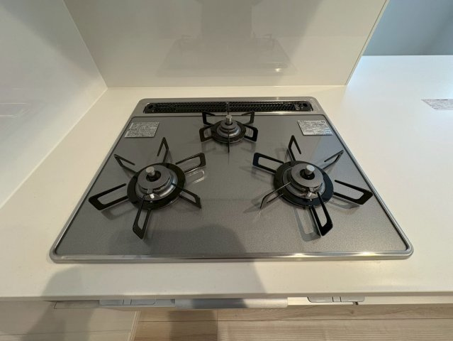 広々リビングの３ＬＤＫ◆インナーバルコニー付き◆駐車スペース２台分有り◆宇治市五ヶ庄上村のキッチン|コンロ