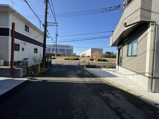 松戸市栗山新築戸建（栗山Ⅳ）の前面道路含む現地写真|南側前面道路・幅員5.5～8.4ｍ