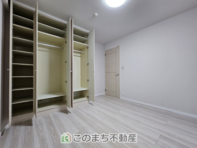 【洋室】 | サーパス中河原 | 各洋室に収納スペースが設けられ、多くなりがちな荷物をすっきりと収納可能です。収納家具を最小限にとどめ、住空間を広々お使いいただけます！