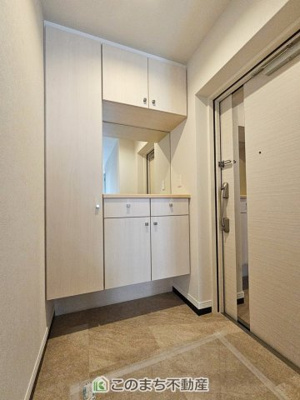 【玄関】 | サーパス中河原 | 広々とした玄関スペース♪たくさんの靴を収納できる下駄箱もございます。