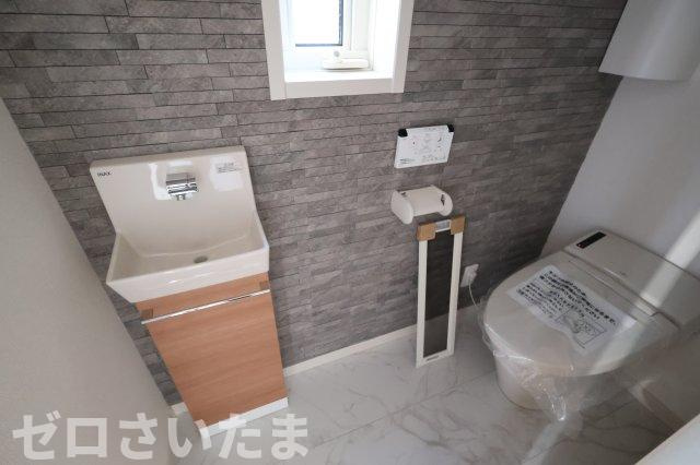 《仲介手数料無料》浦和区大東２丁目23-5新築一戸建てグランパティオのトイレ