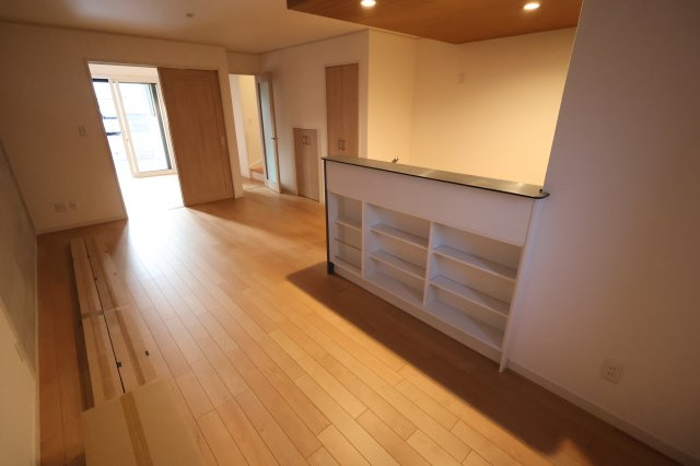 《仲介手数料無料》浦和区大東２丁目23-5新築一戸建てグランパティオの居間・リビング