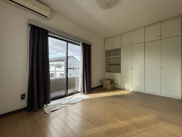中古戸建・中古住宅　郡山市富田町上赤沼　富田東小・富田中の居間・リビング|2階居室、収納が壁一面にたっぷりついております。