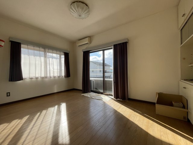 中古戸建・中古住宅　郡山市富田町上赤沼　富田東小・富田中の居間・リビング|2階居室、二面採光で陽当たり◎2階には3部屋居室がございます。
