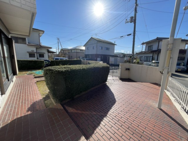 中古戸建・中古住宅　郡山市富田町上赤沼　富田東小・富田中の庭|日当たりが良く広々としたエントランス。