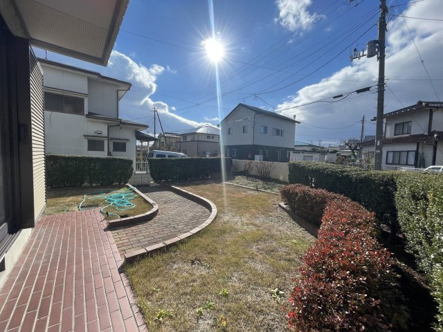 中古戸建・中古住宅　郡山市富田町上赤沼　富田東小・富田中の庭|日当たりが良く広々としたエントランス。