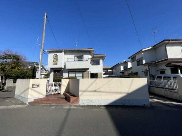 中古戸建・中古住宅　郡山市富田町上赤沼　富田東小・富田中の外観|二方道路・敷地が広いので、駐車場スペースを増やしたり、お好みのお庭に変えたりこれからの生活イメージを想像するのが楽しみです♪