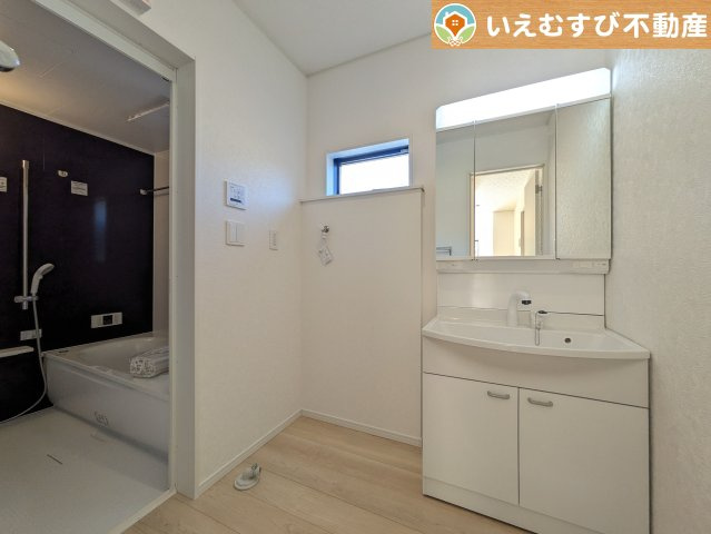 Cradle garden　熊谷市原島第1の独立洗面台|3面ミラーの後ろは収納スペースを完備
生活感のあるものは隠して、スッキリシンプルな洗面台に！清潔感のある空間♪