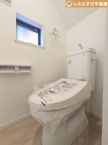 Cradle garden　熊谷市原島第1のトイレ|シンプルで清潔感のあるトイレ
窓付きで明るく、お掃除しやすいシンプルな空間♪