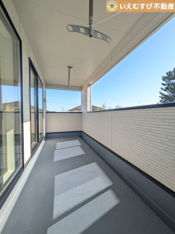 Cradle garden　熊谷市原島第1のバルコニー|ゆとりの広さのインナーバルコニー
急な雨でもインナーバルコニーなら安心！天気を気にせず干して外出できます♪