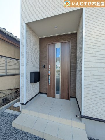 Cradle garden　熊谷市原島第1のエントランス|落ち着いた色づかいのエントランス
駐車場からアクセスの良いエントランス。雨の日や荷物が多くても安心の動線♪