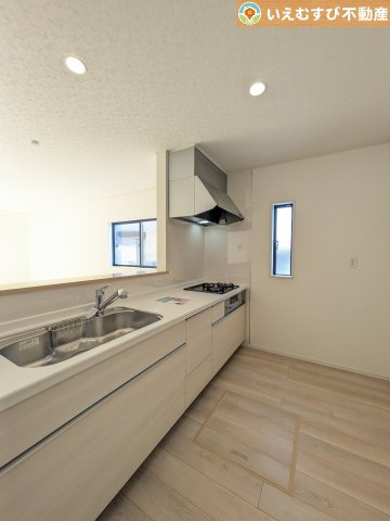 Cradle garden　熊谷市原島第1のキッチン|リビングのお子様を見守りながらお料理ができる対面キッチン
様子を見たり会話をしながら過ごせるキッチンで楽しく料理ができますね！