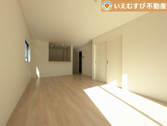 Cradle garden　熊谷市原島第1の居間・リビング|開放感と家族との距離感にこだわったＬＤＫ
採光たっぷりのリビングで休日には家族みんなでくつろげそうですね♪