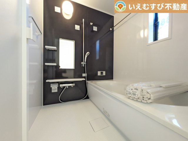 Cradle garden　熊谷市原島第1の浴室|モダンな配色の落ち着いた浴室
ダークトーンの壁面がアクセントになっておしゃれ！窓付きで空気の入れ替えも出来ます！