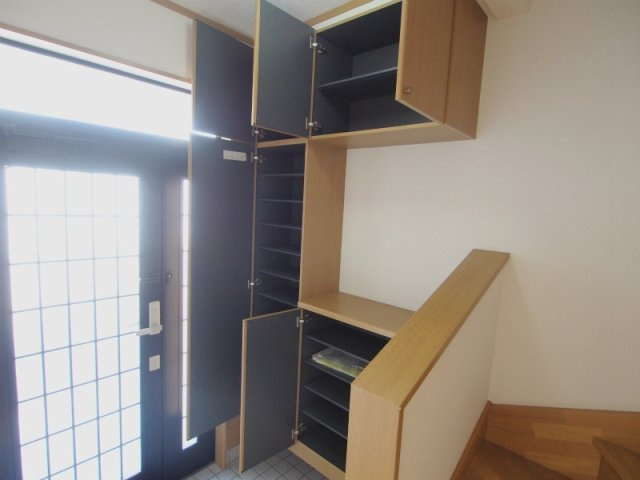 レジデンス川本A棟の玄関