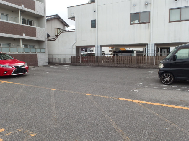 ラ・メゾン・ドゥ日名中町の駐車場