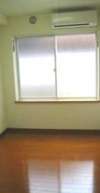 シエスタチャペルの居間・リビング|光沢フローリングの洋室です☆