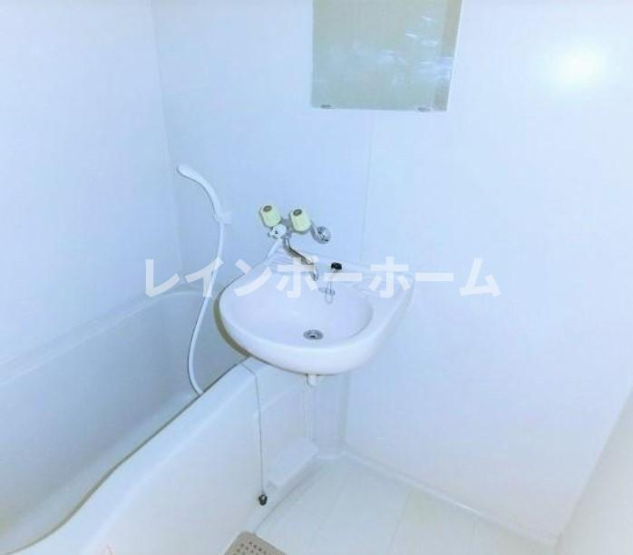 仲介手数料（賃料の1.10ヵ月）の50％OFF対象物件！の洗面所|ゆったりとスペースのある洗面所