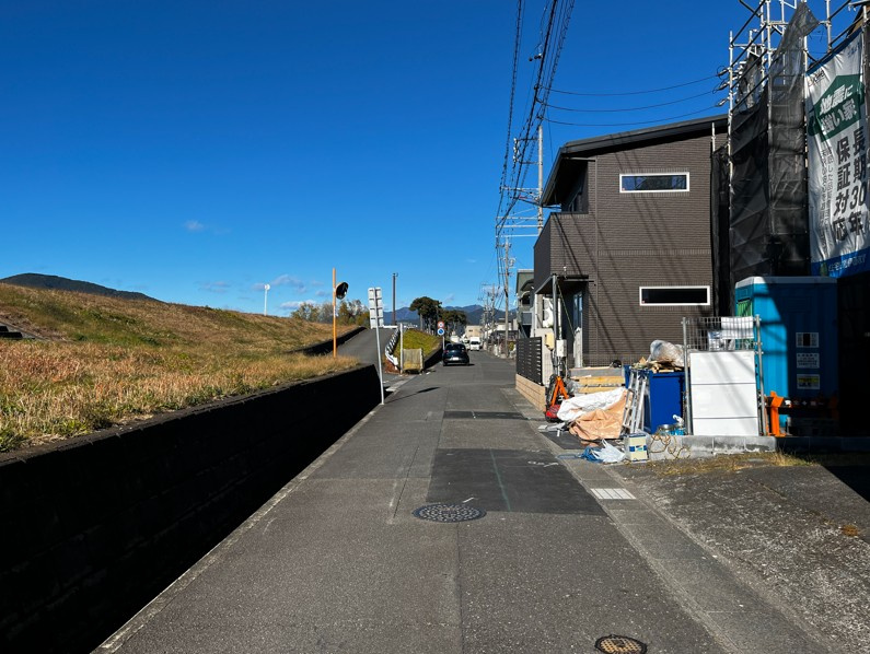静岡市駿河区中島の新築一戸建の前面道路含む現地写真