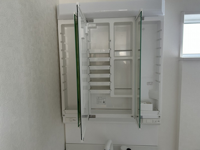 【独立洗面台】 | 各務原市那加土山町２丁目 | 洗面化粧台の鏡の裏には収納がいっぱい。