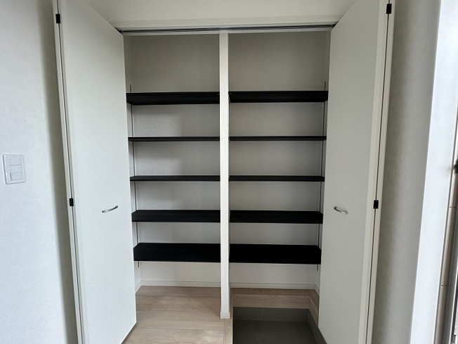 【玄関】 | 各務原市那加土山町２丁目 | 玄関収納は、可動式で巾を調整できます。