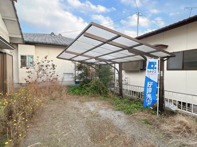 都城市菖蒲原町の中古一戸建の駐車場