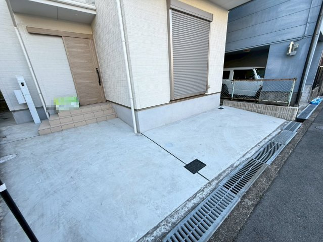 招提南町1丁目戸建　賃貸の駐車場|駐車場に車を止められます