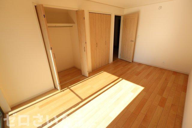 《仲介手数料無料》北区奈良町8-17新築一戸建てグランパティオの洋室|1階 7.5帖 このお部屋には2重窓はついていませんでした。