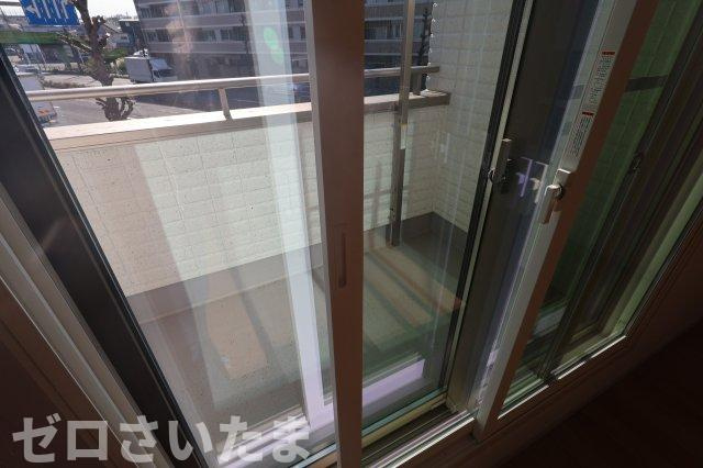 《仲介手数料無料》北区奈良町8-17新築一戸建てグランパティオの設備|リビングの窓は2重になっています。外の音が軽減されます。
