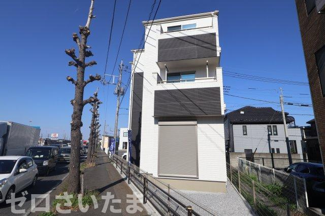 《仲介手数料無料》北区奈良町8-17新築一戸建てグランパティオの外観|車の交通量が多い17号バイパスに面しています。