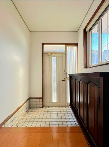 【中古】川越市下広谷リフォーム中古住宅の玄関|明るい玄関ホールです！