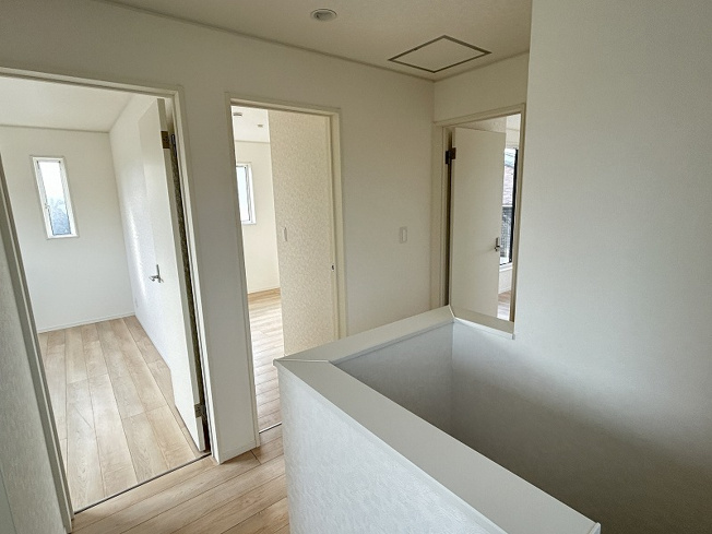 【その他共用部分】 | 各務原市那加土山町２丁目 | 2階ホール。圧迫感がなく、明るい感じです。