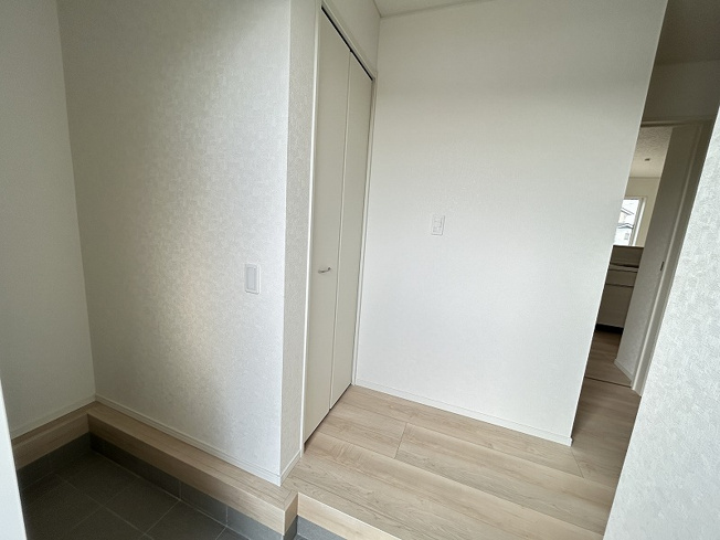 【玄関】 | 各務原市那加土山町２丁目 | 玄関の土間部分には、ベビーカーやスポーツ用品などを収納できるスペースがあります。