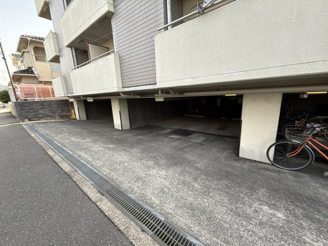 センチュリーアート２１の駐車場