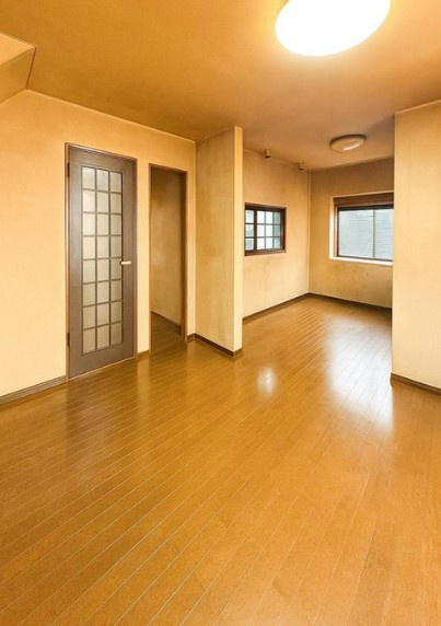 【中古】川越市小堤中古住宅の居間・リビング|こちらの居間で趣味の時間をお楽しみください
