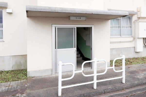 ビレッジハウス仁左平2号棟のエントランス