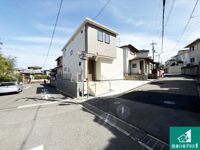 羽曳野市羽曳が丘西　第1期　新築一戸建ての前面道路含む現地写真|周辺は閑静な住宅街！前面道路広々で車の出し入れも便利です。駐車が苦手な方でも安心して車庫入れできます！