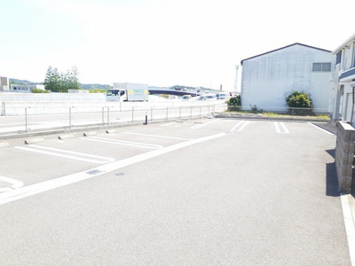 【駐車場】 | セレーノⅠ | 駐車場があるので、車を買う予定の方も安心です