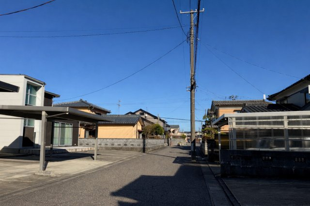 東区石山3丁目　中古戸建の前面道路含む現地写真