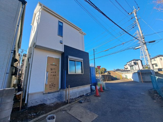 【外観】 | 東久留米市浅間町2丁目　新築一戸建住宅　全1棟　(保谷店) | 自然に囲まれた閑静な住宅街に立地

