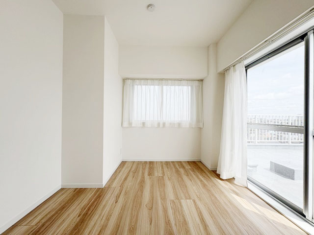 【寝室】 | 井草サマリヤマンション | 窓から明るい光が差し込む洋室。ベッドを置いて個人居室にする場合は、多くの時間を過ごすことになる空間です。使い勝手や落ち着きを想像してください。～即日のご見学可能～　お問合せはお気軽にどうぞ。
