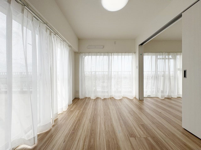 【洋室】 | 井草サマリヤマンション | 二面の窓から差し込む陽光が大変明るい洋室。太陽光のありがたみを感じますね。室内のレイアウトを想像するのも楽しくなってきます。～即日のご見学可能～　お問合せはお気軽にどうぞ。
